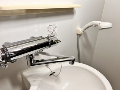 【設備】 | セラヴィⅡ | 湯温調整が簡単な混合栓＆角度調整機能付き節水シャワーヘッド