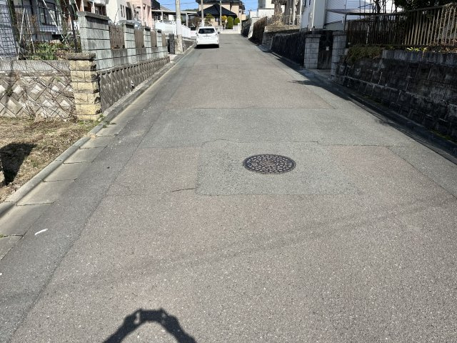 松園一丁目売地の周辺|前面道路は幅員5.8ｍと生活道路としては十分な広さです。