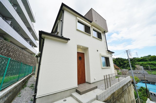 【保土ケ谷区法泉１丁目7-27新築戸建て】★仲介手数料無料★（初音ヶ丘小学校・橘中学校）の外観|システムバスやカードキーなど暮らしに便利な設備が用意されています。