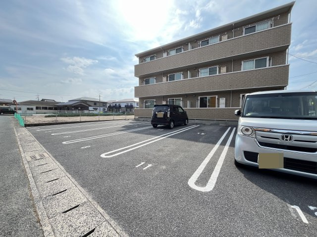ルミエールＴの駐車場