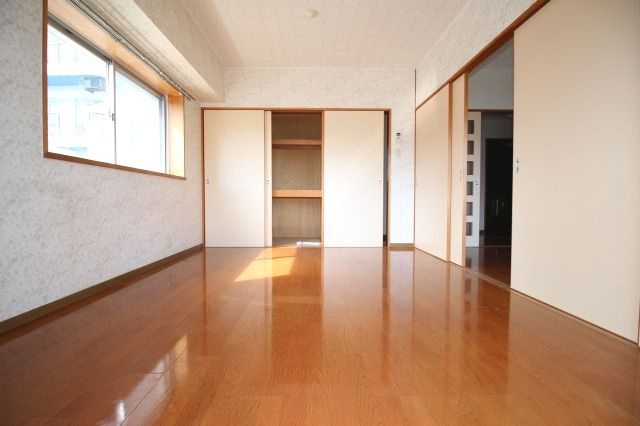 カインド中宝永の洋室|落ち着いた色調の洋室です
※お写真ですが反転の場合がございます