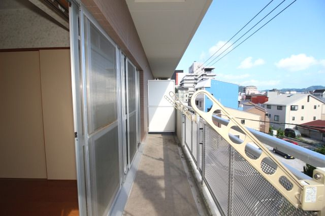 カインド中宝永のバルコニー|外からの目が気にならないバルコニーで洗濯物が干せます
※お写真ですが反転の場合がございます