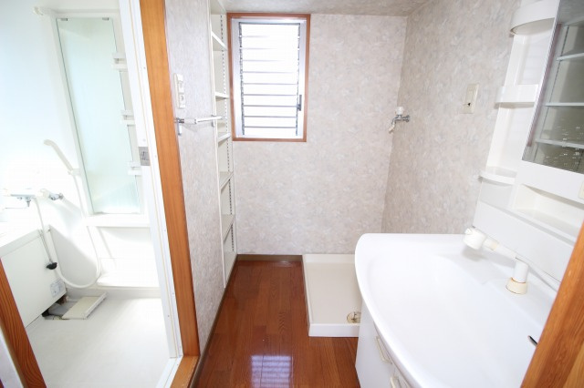 カインド中宝永の洗面所|ゆったりとスペースのある洗面所
※お写真ですが反転の場合がございます