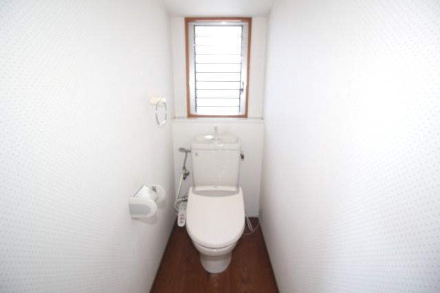 カインド中宝永のトイレ|ゆったりとした空間のトイレです
※お写真ですが反転の場合がございます