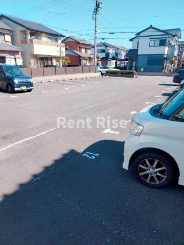 ファミール真貴の駐車場