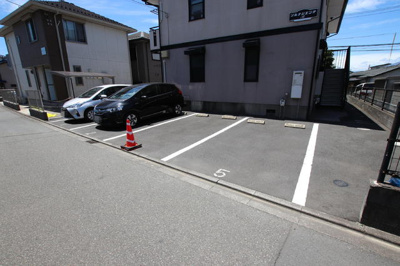 敷地内駐車場　別途契約要