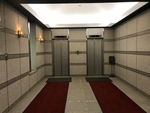 宍倉ビルのエントランス
