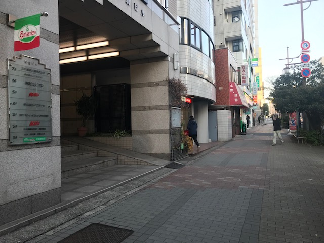 宍倉ビルのエントランス