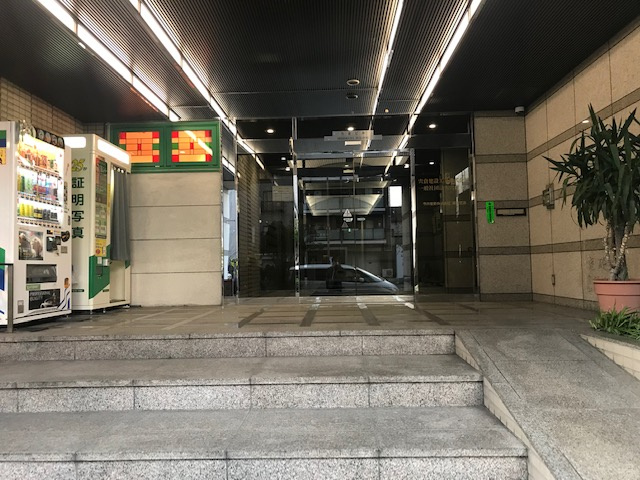 宍倉ビルのエントランス