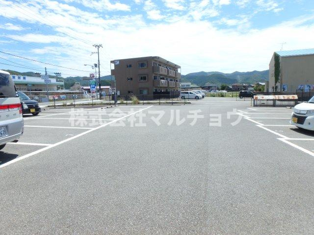 コーポラス・栄の駐車場|車をお持ちの方に嬉しい駐車場付きの物件です