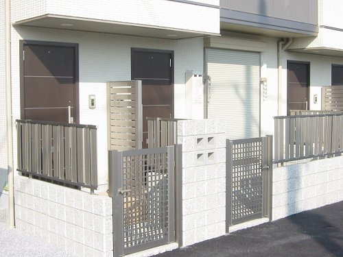 サン　フィールド・彦根Bの玄関|前お部屋に門扉が付いています