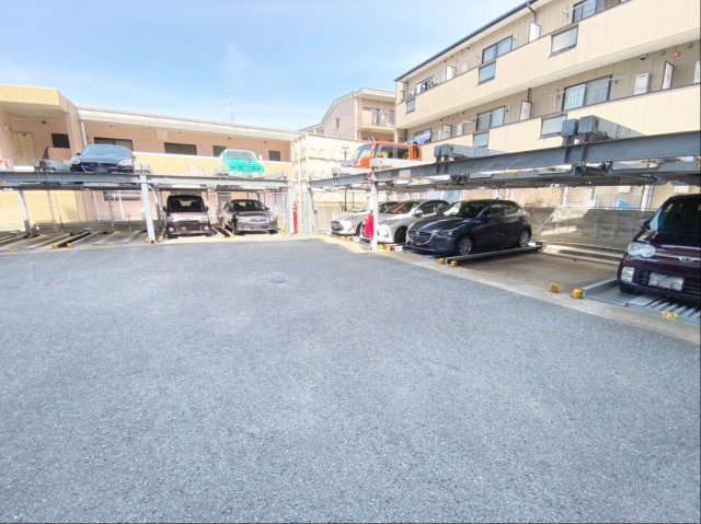 エバーライフ箱崎第六の駐車場|敷地内駐車場（機械式）です！※空き状況は担当まで要確認です！