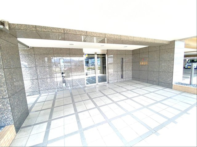 エバーライフ箱崎第六のエントランス|エントランスは屋根があるので雨の日でも快適にご利用いただけます。