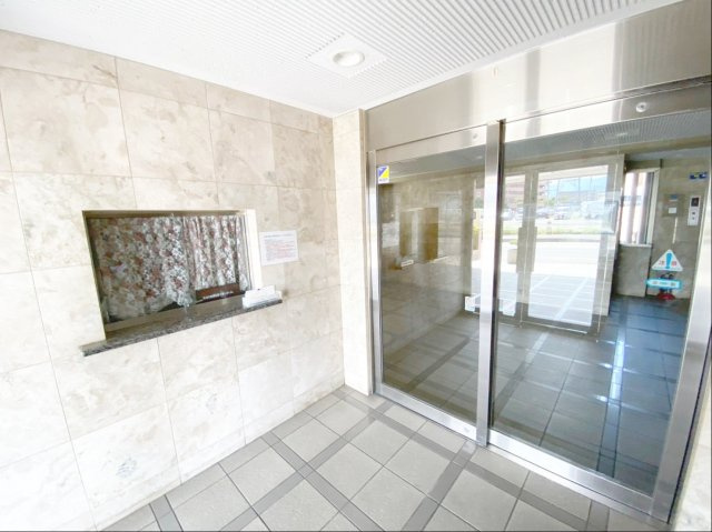 エバーライフ箱崎第六のエントランス|エントランス入り口前には管理人室があるので、女性や小さなお子様でも安心して生活していただけます。