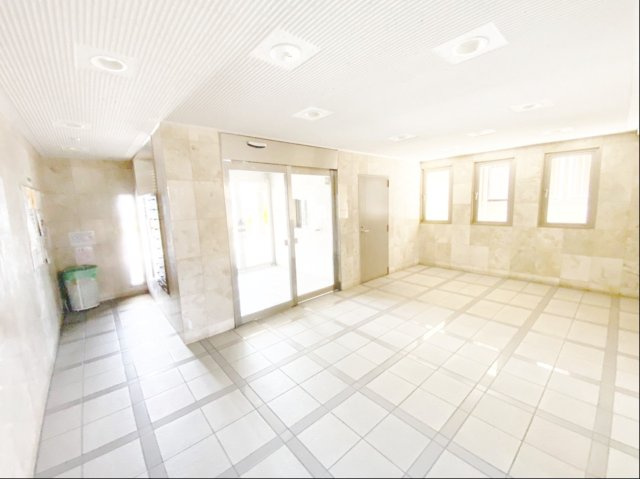 エバーライフ箱崎第六のエントランス|広めのエントランスは日当たり良好で見通しもよいので安心してご利用いただけます。