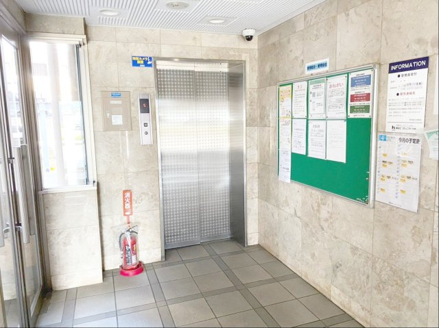 エバーライフ箱崎第六のその他共用部分|エントランスには9人乗りのエレベーターが一基あります！階段を利用できない方でも快適に生活していただけます！