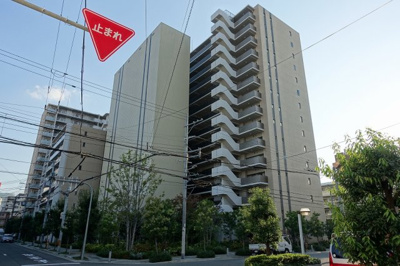 【外観】 | パークホームズノースゲートスクエア | 御堂筋線、阪急宝塚線の2WAY利用可能！2015年建築の築浅マンション。