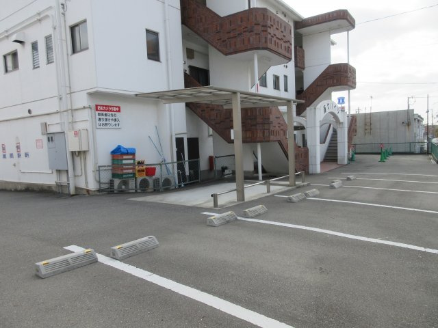 亟々ハイツの駐車場