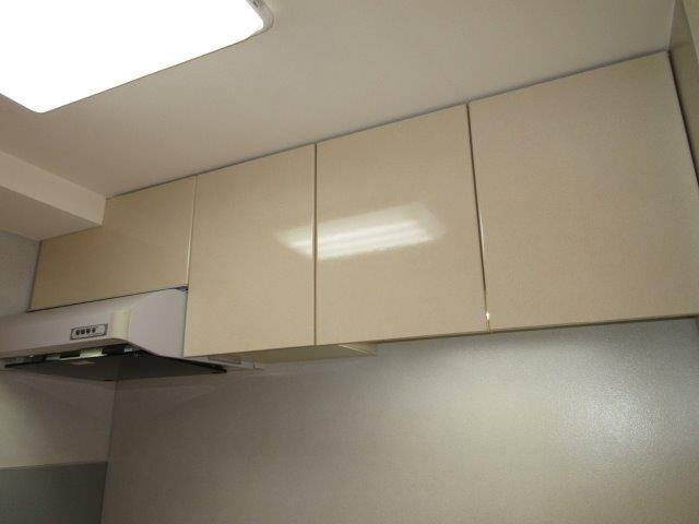 サンルーフパークマンションのキッチン|キッチン上収納