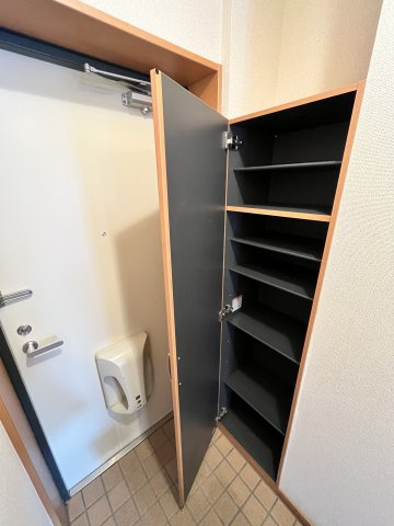 【玄関】 | エテルナ鴨島 | シューズボックスのある玄関です