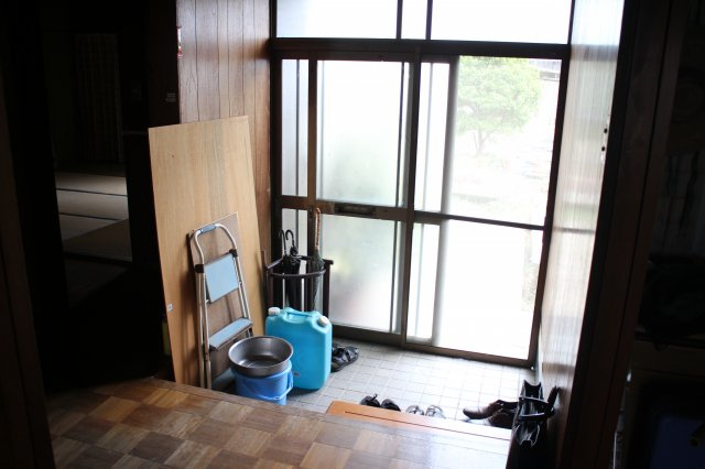 常滑市北条1丁目　中古戸建の玄関|玄関。陽の光の入る玄関扉は玄関を広々と感じさせてくれます。