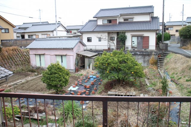 常滑市北条1丁目　中古戸建の展望|2階ベランダからの眺望。広々としたお庭が見えて開放的♪