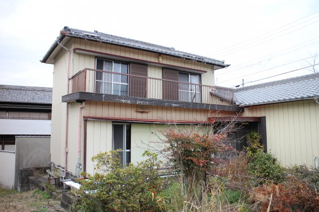 常滑市北条1丁目　中古戸建の外観|南側は大きな窓がいくつもあり、陽の光がたっぷりと入る明るい邸宅。