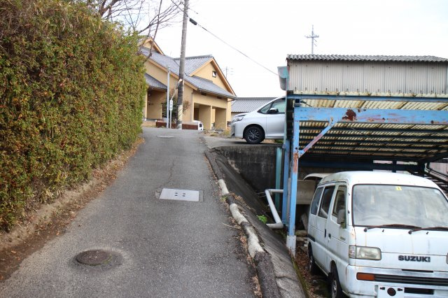 常滑市北条1丁目　中古戸建の前面道路含む現地写真|2～2.5ｍの前面道路。