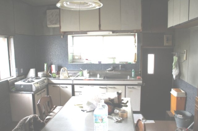 常滑市北条1丁目　中古戸建のキッチン|二面の窓からたっぷり陽光が注がれるキッチン。明るい空間でお料理がたのしく、効率的に♪
