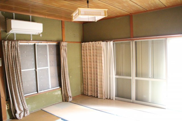 常滑市北条1丁目　中古戸建の和室|1階南側和室。大きな南向きの窓から光が入り明るい空間。
