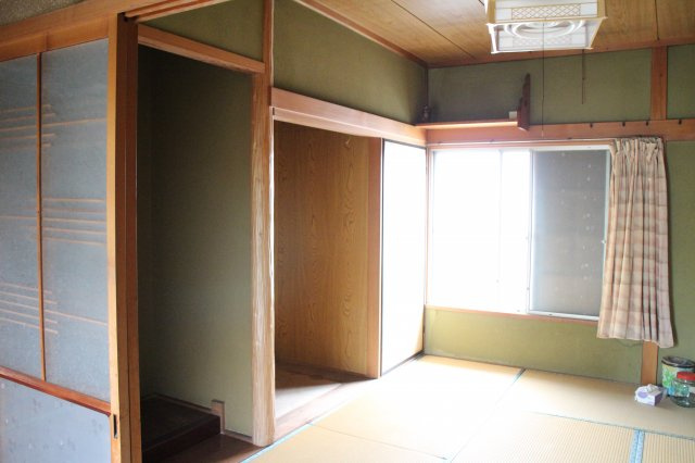 常滑市北条1丁目　中古戸建の和室|1階西側和室。仏間、床の間のあるお部屋。南側の広い縁側に出入りできます。