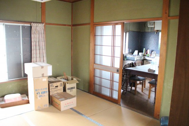 常滑市北条1丁目　中古戸建の和室|キッチン横和室。ダイニングキッチンとつながり開放的な空間に。南側の広い縁側に出入りできます。