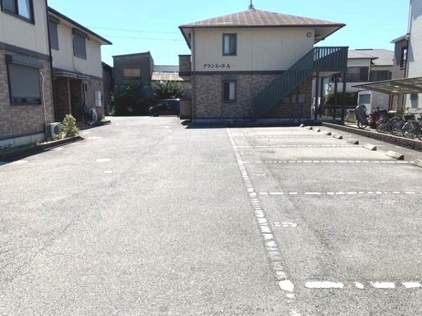 グランミールB棟の駐車場