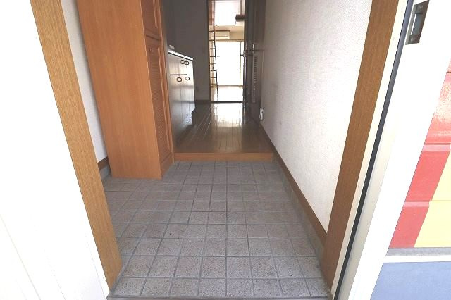 カーサ南万々の玄関|明るい玄関です
※間取の反転、内装が若干異なる場合があります