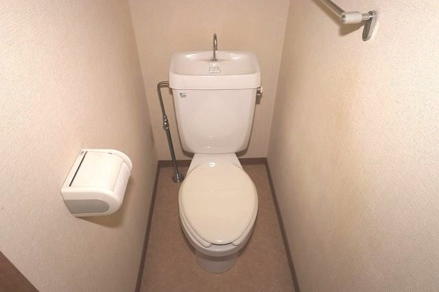 カーサ南万々のトイレ|シンプルで使いやすいトイレです
※間取の反転、内装が若干異なる場合があります

