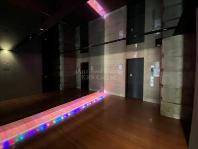 【ロビー】 | サムティ江戸堀ASUNT | 色とりどりの鮮やかな照明がオシャレなロビー☆