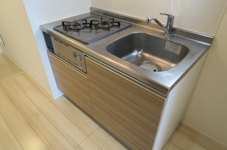 【キッチン】 | ティモーネ　プレミアム押上 | キッチン横には冷蔵庫置場があります。
押上の賃貸物件。
「ティモーネプレミアム押上」のことなら(株)メイワ・エステートへ