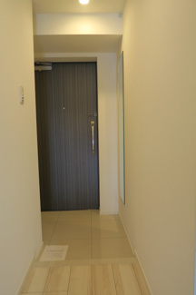 【玄関】 | ティモーネ　プレミアム押上 | 玄関には姿見があり外出前の身だしなみチェックができます。
押上の賃貸物件。
「ティモーネプレミアム押上」のことなら(株)メイワ・エステートへ