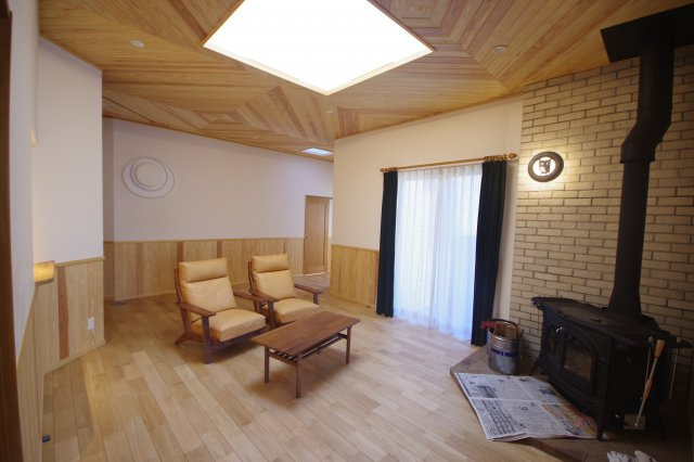 宇都宮市幕田町　戸建のその他|玄関ホール、薪ストーブがある応接間です