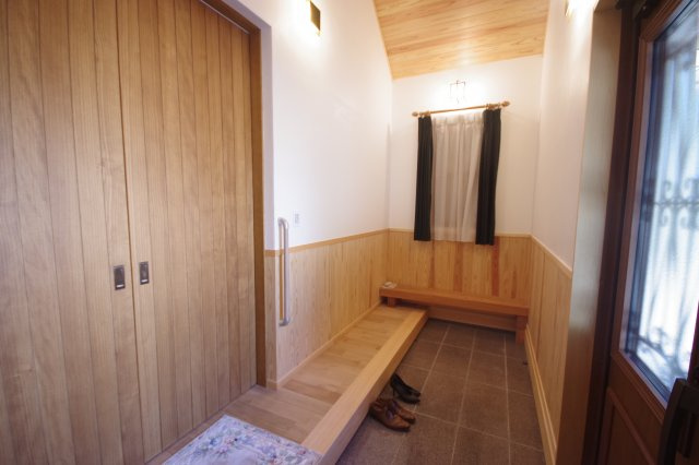 宇都宮市幕田町　戸建の玄関|玄関内部、靴の着脱もらくちんな高さです
