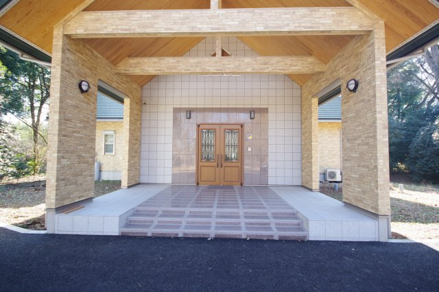宇都宮市幕田町　戸建の玄関|玄関外から、ペンションのような佇まいです