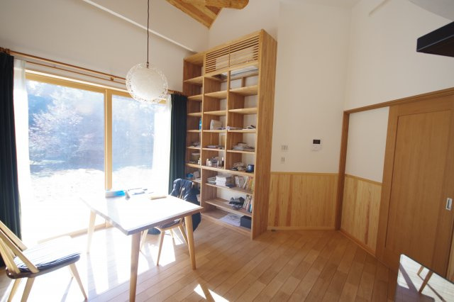 宇都宮市幕田町　戸建の居間・リビング|リビングには豊富に木材を使用、暖かい雰囲気です