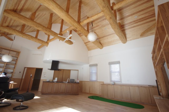 宇都宮市幕田町　戸建の居間・リビング|贅沢な空間のリビング