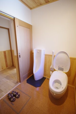 宇都宮市幕田町　戸建のトイレ|大便器、小便器があり使いやすいトイレ