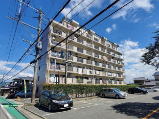 【外観】 | JR二日市駅まで徒歩14分と、便利な立地のオートロックマンションです。周辺は大型ショッピングモールや安さが自慢のディスカウントストアなど、買い物施設が充実。駐車場空きありなので、車をお持ちの方でも安心