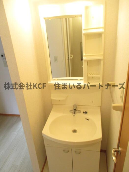 マーサ・ジュネスの洗面所|ゆったりとスペースのある洗面所