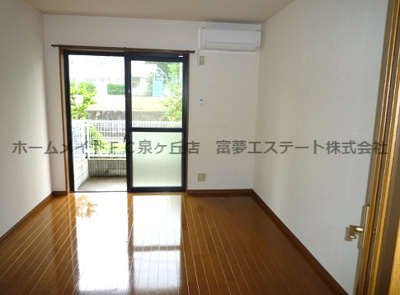 【居間・リビング】 | グランソレイユK&J壱番館 | こちらのリビングで趣味の時間をお楽しみください