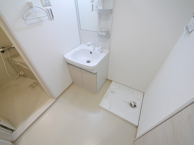 T・Kビル西大寺　NORTHの洗面所|脱衣スペースもあります