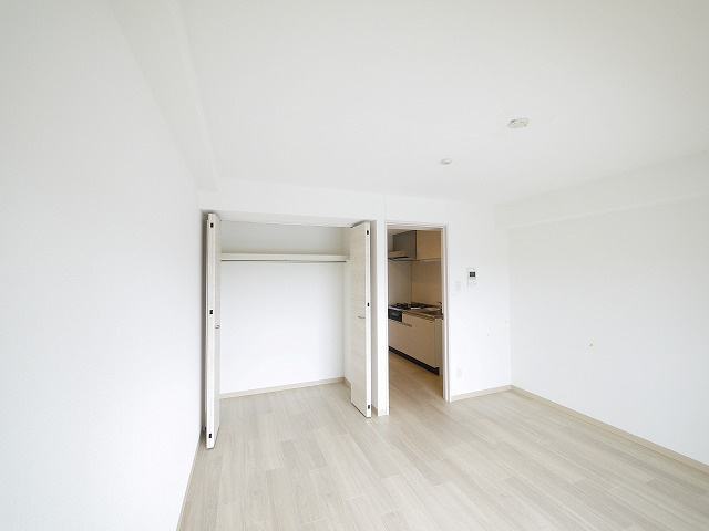 T・Kビル西大寺　NORTHの寝室|広くて明るい寝室