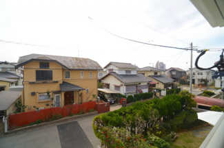 【前面道路含む現地写真】 | 【穏やかな街並みの眺望】
バルコニーから見える穏やかな街並み
爽やかな風と柔らかく降り注ぐ陽光を感じて頂けます。心地良い開放感が暮らしにゆとりと充足感をもたらします